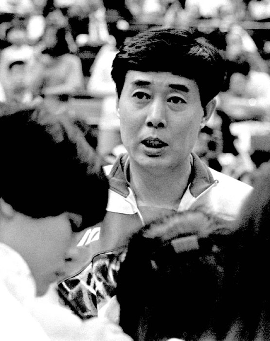 Li Xiaofeng, speaks to media during an interview at the Hong Kong CTS World Women Volleyball Super Challenge Cup in 1993. Li is from Liaoning province and was the head coach of the women's team from 1993-1995. [Photo/Xinhua]