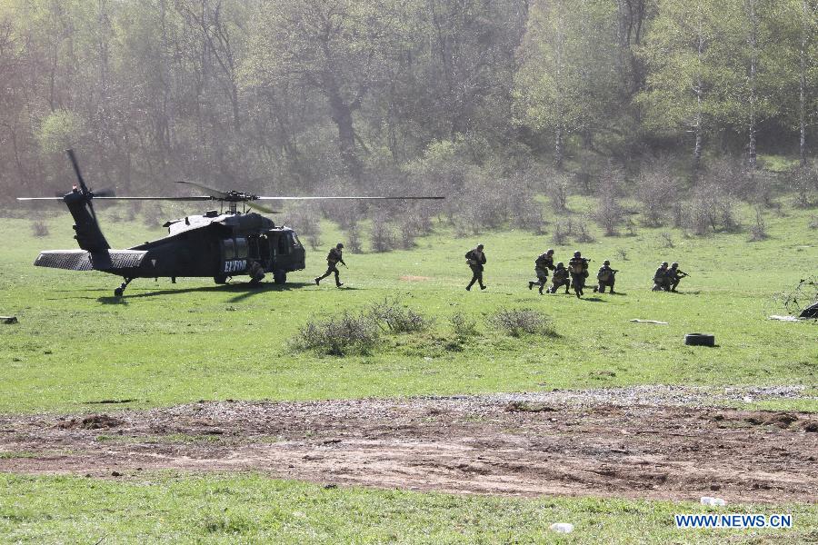 Soldiers with the European Union Force (EUFOR) take part in the "Quick Respond 2013" military exercise in military barracks close to Sarajevo, Bosnia-Herzegovina, on April 25, 2013. (Xinhua/Haris Memija) 