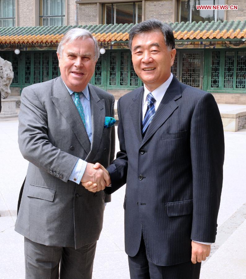 Chinese Vice Premier Wang Yang (R) meets with Sir David Brewer, chairman of the China-Britain Business Council (CBBC), in Beijing, capital of China, April 26, 2013. (Xinhua/Zhang Duo)
