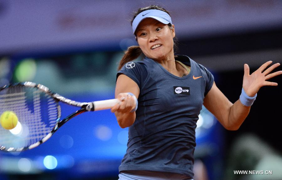 Li Na of China returns the ball during the quarter final match of Porsche Tennis Grand Prix against Petra Kvitova of the Czech Republic in Stuttgart, Germany, on April 26, 2013. Li Na won 2-0. (Xinhua/Ma Ning) 