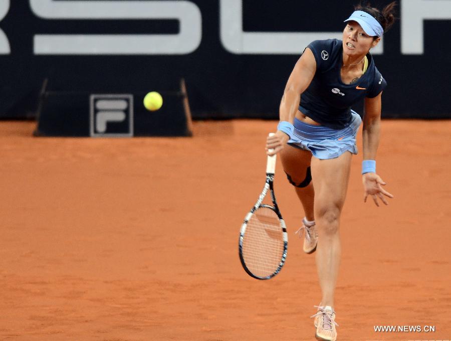 Li Na of China serves during the quarter final match of Porsche Tennis Grand Prix against Petra Kvitova of the Czech Republic in Stuttgart, Germany, on April 26, 2013. Li Na won 2-0. (Xinhua/Ma Ning) 