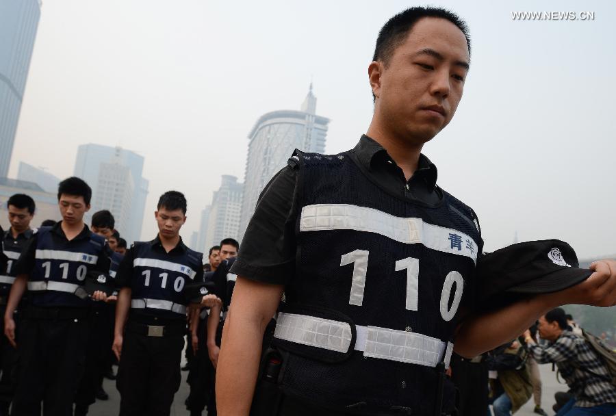 Policemen mourn for those who died in a 7.0-magnitude quake a week ago, in Chengdu City, capital of southwest China's Sichuan Province, April 27, 2013. Public mourning was held on Saturday morning in Sichuan Province for those who died in a 7.0-magnitude quake a week ago. The earthquake hit Lushan County of Sichuan Province on April 20 and has claimed nearly 200 lives. (Xinhua/Li Qiaoqiao)