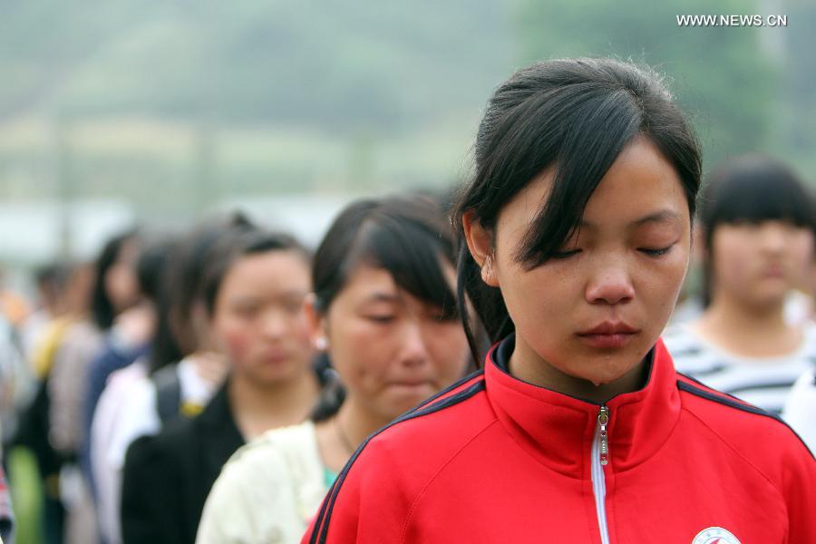 Students mourn for those who died in a 7.0-magnitude quake a week ago, at Lushan Middle School in Lushan County, southwest China's Sichuan Province, April 27, 2013. Public mourning was held on Saturday morning in Sichuan Province for those who died in a 7.0-magnitude quake a week ago. The earthquake hit Lushan County of Sichuan Province on April 20 and has claimed nearly 200 lives. (Xinhua/Xue Yubin)