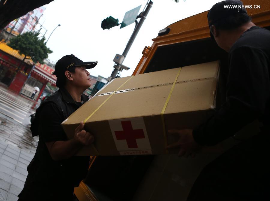 Volunteers of Taiwan's red cross society load disaster relief supplies into a truck in Taipei, southeast China's Taiwan, April 27, 2013. The supplies will be transported to the quake-hit areas in the mainland, after a 7.0-magnitude earthquake jolted Lushan County of Ya'an City in southwest China's Sichuan Province on April 20. (Xinhua/Xie Xiudong)