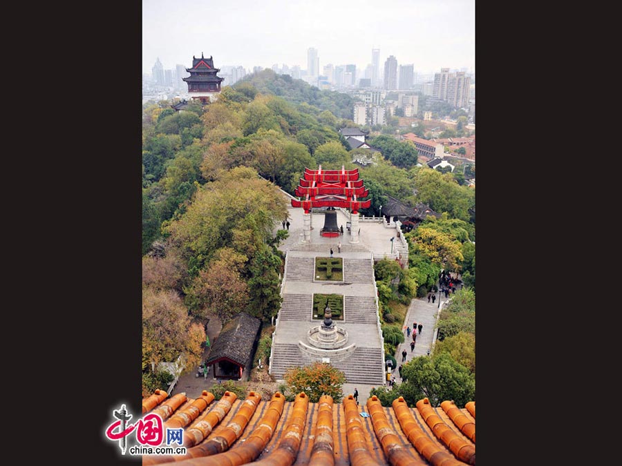 Located on Snake Hill of Wuchang, Yellow Crane Tower is known as one of the Three Famous Towers South of Yangtze River, together with Yueyang Tower in Hunan and Tengwang Tower in Jiangxi. First built in 223 A.D during the Three Kingdoms period (220-280), it has been destroyed multiple times and the current structure was rebuilt in 1981. Covering a constructing area of 3,219 square meters, it has five-stories, totaling 51.4 meters high. It covered with more than 100,000 yellow glazed tiles, which looks very glorious and magnificent in good weather. It is now regarded as the symbol of Wuhan city. (China.org.cn)