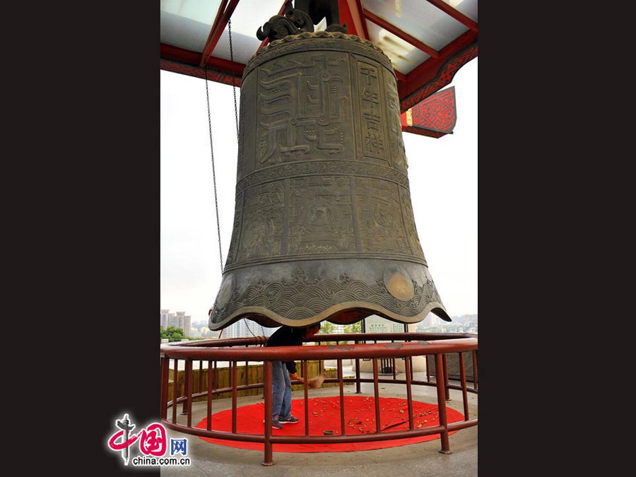 Located on Snake Hill of Wuchang, Yellow Crane Tower is known as one of the Three Famous Towers South of Yangtze River, together with Yueyang Tower in Hunan and Tengwang Tower in Jiangxi. First built in 223 A.D during the Three Kingdoms period (220-280), it has been destroyed multiple times and the current structure was rebuilt in 1981. Covering a constructing area of 3,219 square meters, it has five-stories, totaling 51.4 meters high. It covered with more than 100,000 yellow glazed tiles, which looks very glorious and magnificent in good weather. It is now regarded as the symbol of Wuhan city. (China.org.cn)