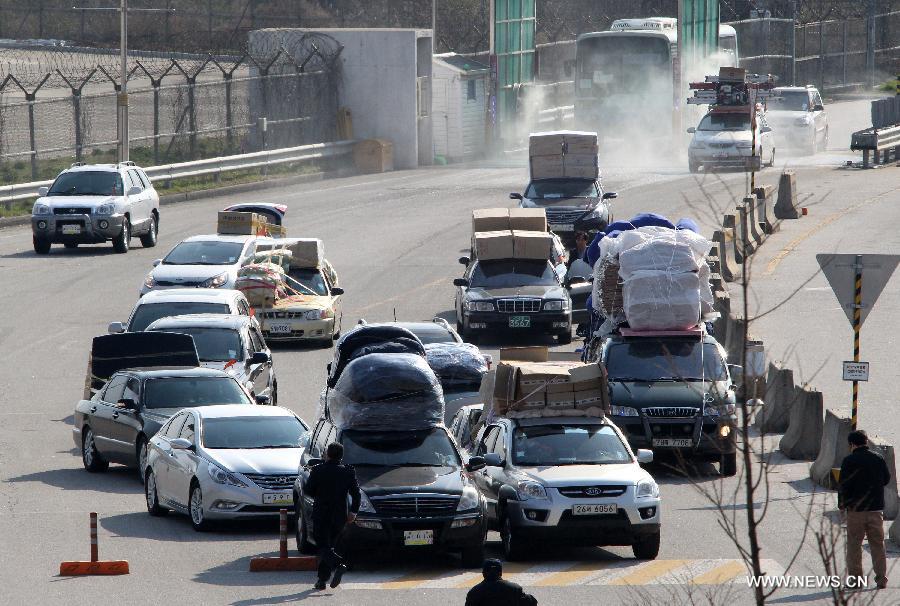 South Korean vehicles arrive at the customs, immigration and quarantine office in Paju, South Korea, April 27, 2013. The remaining South Korean workers began to leave Kaesong Industrial Complex on Saturday, according to local media. (Xinhua/Park Jin-hee) 