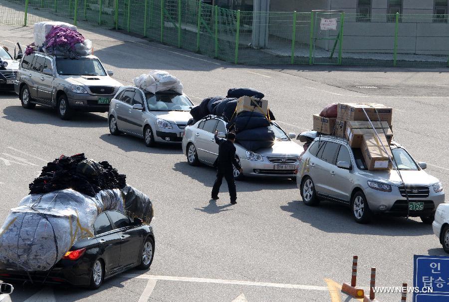 South Korean vehicles arrive at the customs, immigration and quarantine office in Paju, South Korea, April 27, 2013. The remaining South Korean workers began to leave Kaesong Industrial Complex on Saturday, according to local media. (Xinhua/Park Jin-hee) 