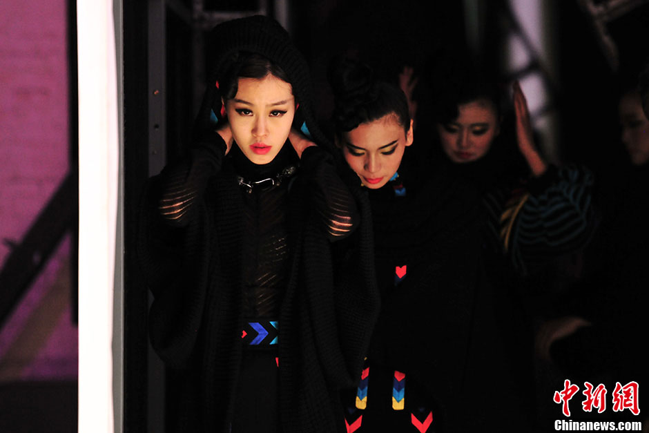 Students wait for their turn in the dressing room. (Ecns.cn/Jin Shuo)