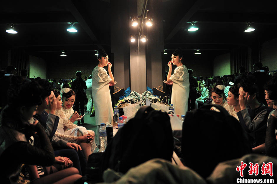 Students wait for their turn in the dressing room. (Ecns.cn/Jin Shuo)