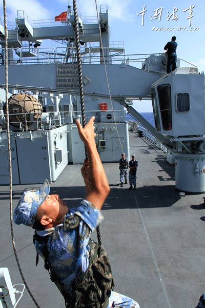 The 14th escort taskforce under the Navy of the Chinese People's Liberation Army (PLA) organized its special operation members to carry out integrated training on such subjects as shinning up by rope and sliding down from high altitude on April 23, 2013, local time, in a bid to temper the actual-combat ability of its officers and men under complex conditions. (China Military Online/Deng Xiguang, Li Ding and Yang Qinghai)