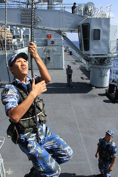 The 14th escort taskforce under the Navy of the Chinese People's Liberation Army (PLA) organized its special operation members to carry out integrated training on such subjects as shinning up by rope and sliding down from high altitude on April 23, 2013, local time, in a bid to temper the actual-combat ability of its officers and men under complex conditions. (China Military Online/Deng Xiguang, Li Ding and Yang Qinghai)