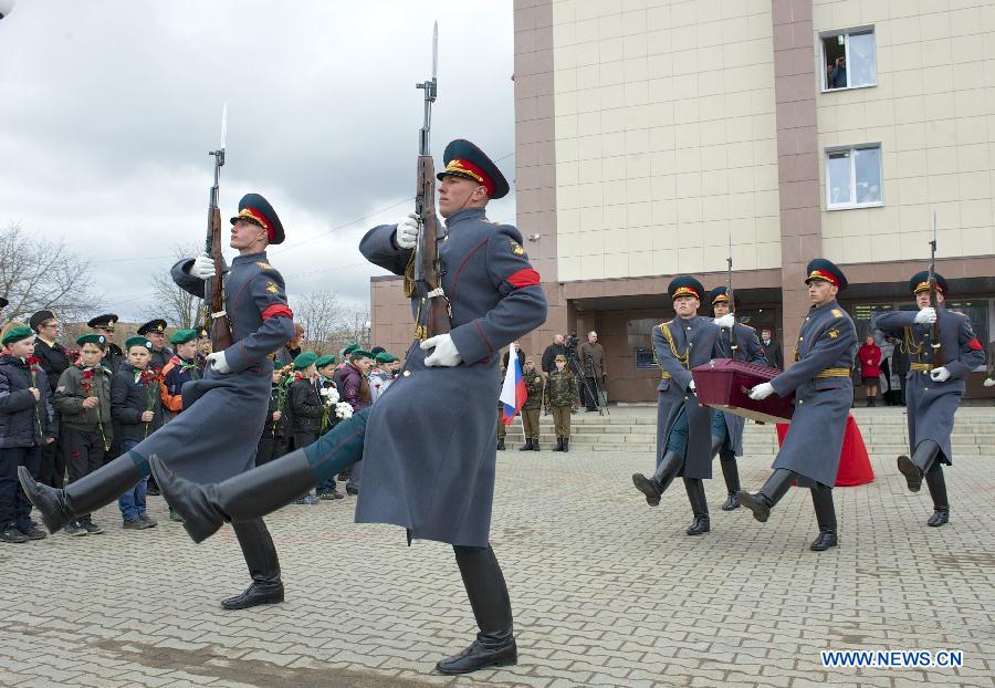 Russian soldiers attend the welcoming ceremony for the remains of deceased Russian soldier Affanasi Lenkov who died during the World War II at the border town of Ivangorod between Russia and Estonia in western Russia, April 27, 2013. (Xinhua)