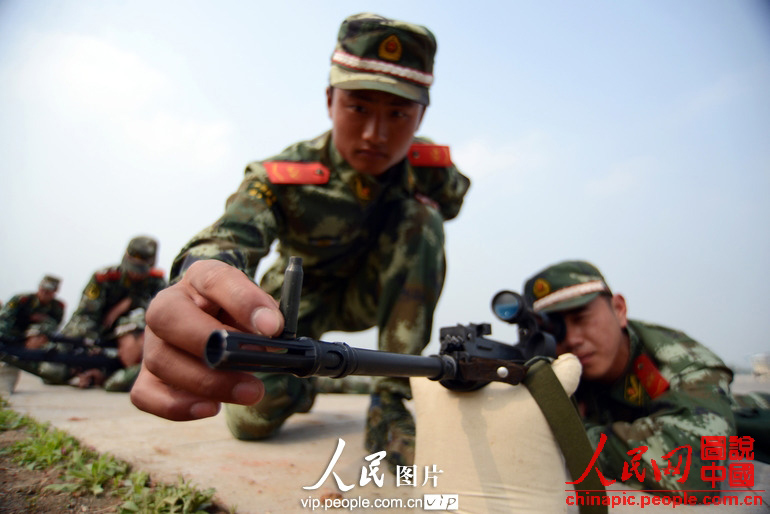 The snipers under the Jiangsu Contingent of the Chinese People's Armed Police Force (APF) conduct military skill training, so as to improve their combat capability. (People's Daily Online)