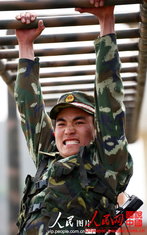 A sniper under the Jiangsu Contingent of the Chinese People's Armed Police Force (APF) in military skill training, so as to improve his combat capability. (People's Daily Online)