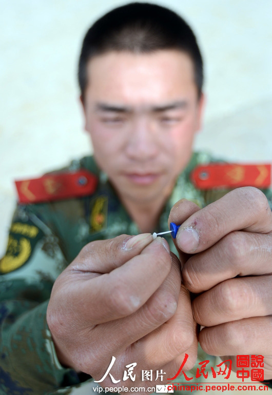 A sniper under the Jiangsu Contingent of the Chinese People's Armed Police Force (APF) in military skill training, so as to improve his combat capability. (People's Daily Online)