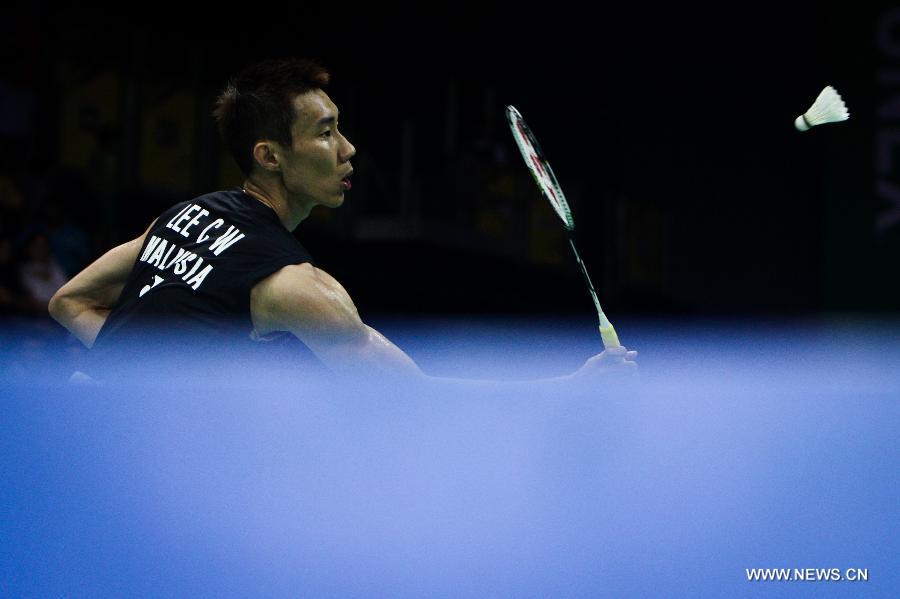 Malaysia's Lee Chong Wei returns the shot against Boonsak Posana of Thailand during the semi final match of the Yonex Sunrise India Open 2013 Badminton Championship in New Delhi, India, April 27, 2013. Lee Chong Wei won 2:1 and reached the final.(Xinhua/Zheng Huansong) 