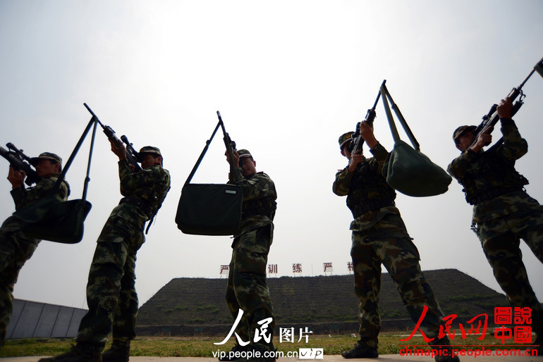 The snipers under the Jiangsu Contingent of the Chinese People's Armed Police Force (APF) conduct military skill training, so as to improve their combat capability. (People's Daily Online)