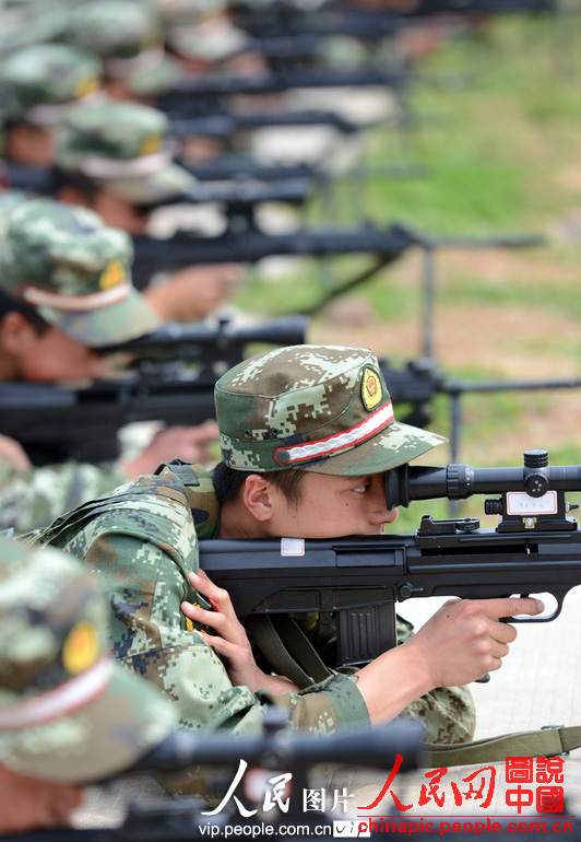 The snipers under the Jiangsu Contingent of the Chinese People's Armed Police Force (APF) conduct military skill training, so as to improve their combat capability. (People's Daily Online)