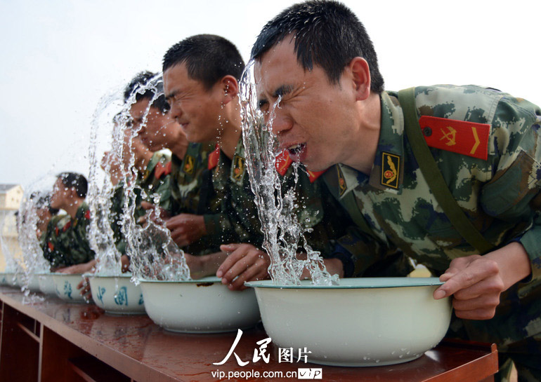 The snipers under the Jiangsu Contingent of the Chinese People's Armed Police Force (APF) conduct military skill training, so as to improve their combat capability. (People's Daily Online)