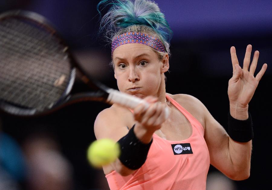 Bethanie Mattek-Sands of the United States returns the ball during the semi-final match of Porsche Tennis Grand Prix against Li Na of China in Stuttgart, Germany, on April 27, 2013. Li Na won 2-0. (Xinhua/Ma Ning)