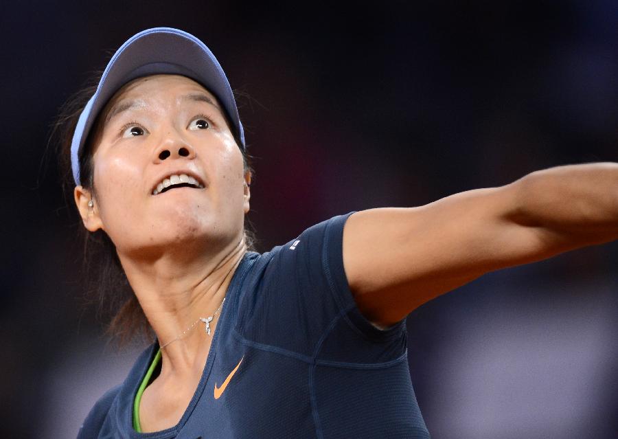 Li Na of China reacts during the semi-final match of Porsche Tennis Grand Prix against Bethanie Mattek-Sands of the United States in Stuttgart, Germany, on April 27, 2013. Li Na won 2-0. (Xinhua/Ma Ning)