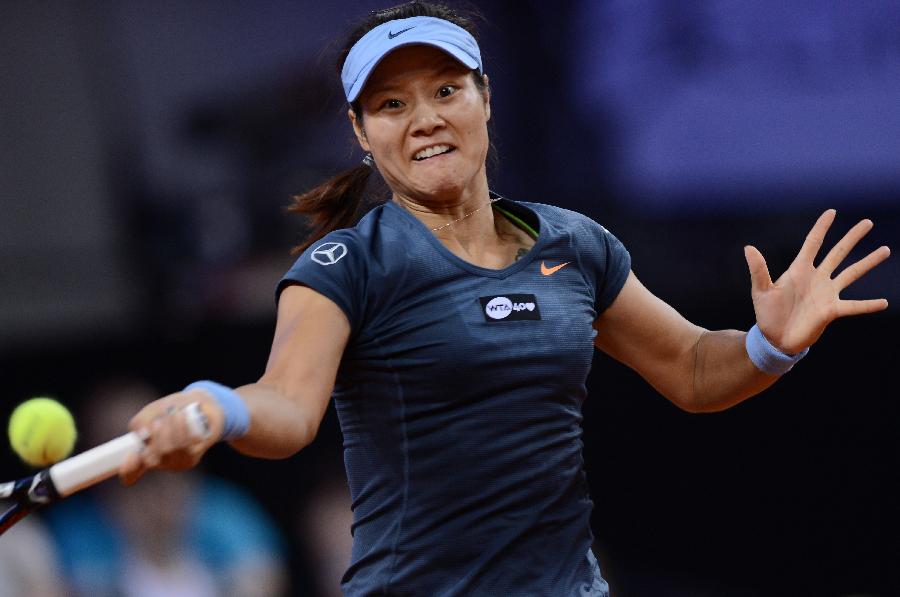 Li Na of China returns the ball during the semi-final match of Porsche Tennis Grand Prix against Bethanie Mattek-Sands of the United States in Stuttgart, Germany, on April 27, 2013. Li Na won 2-0. (Xinhua/Ma Ning)