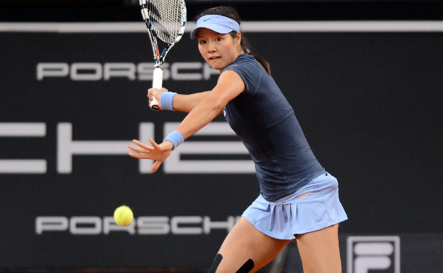 Li Na of China returns the ball during the semi-final match of Porsche Tennis Grand Prix against Bethanie Mattek-Sands of the United States in Stuttgart, Germany, on April 27, 2013. Li Na won 2-0. (Xinhua/Ma Ning)