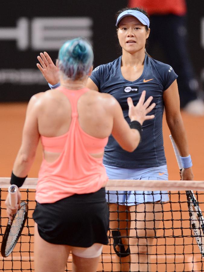 Li Na of China shakes hand with Bethanie Mattek-Sands of the United States after winning the semi-final match of Porsche Tennis Grand Prix in Stuttgart, Germany, on April 27, 2013. Li Na won 2-0. (Xinhua/Ma Ning)