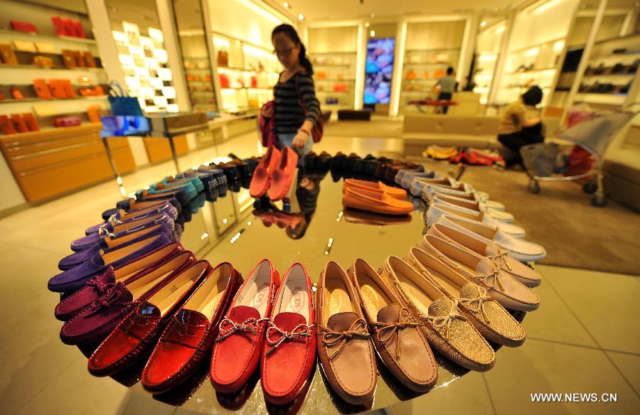 A visitor looks around at a duty-free shop at Haikou Meilan Airport in Hailou, capital of south China's Hainan Province, April 27, 2013. Data released by the provincial customs authorities on Friday showed that 1.94 million visitors have purchased goods worth 4.68 billion yuan (about 752 million dollars) as of April 20. The offshore duty-free program, put into place in April 2011 on a trial basis, is part of an effort to promote Hainan as an international tourist destination. (Xinhua/Guo Cheng)