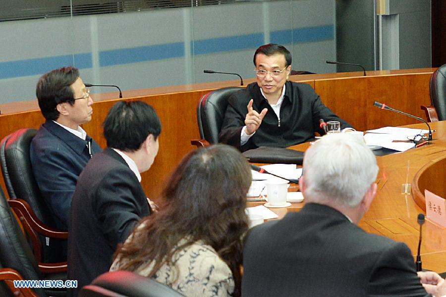 Chinese Premier Li Keqiang (rear R) chairs a meeting with experts on H7N9 during a visit to the Chinese Center for Disease Control and Prevention (CDC), in Beijing, capital of China, April 28, 2013. Li urged authorities to be vigilant against the H7N9 avian flu virus and prepare themselves for any new developments. (Xinhua/Li Tao)