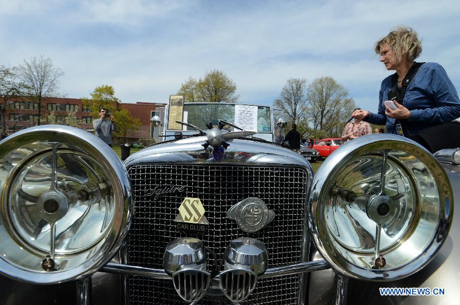 A man looks at a vintage Squire car during an antique auto show in New York, the United States, on April 28, 2013. (Xinhua/Wang Lei)