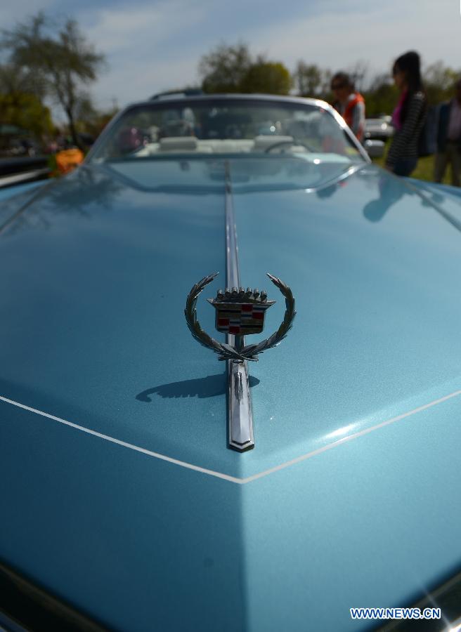 People look at a vintage Chrysler car during an antique auto show in New York, the United States, on April 28, 2013. (Xinhua/Wang Lei)