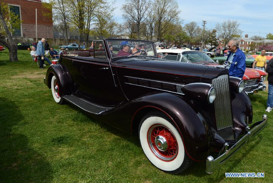 A man looks at a vintage car during an antique auto show in New York, the United States, on April 28, 2013. (Xinhua/Wang Lei)