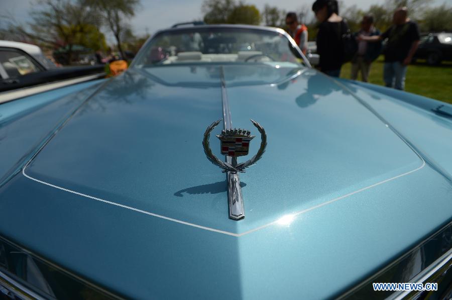 People look at a vintage Chrysler car during an antique auto show in New York, the United States, on April 28, 2013. (Xinhua/Wang Lei)