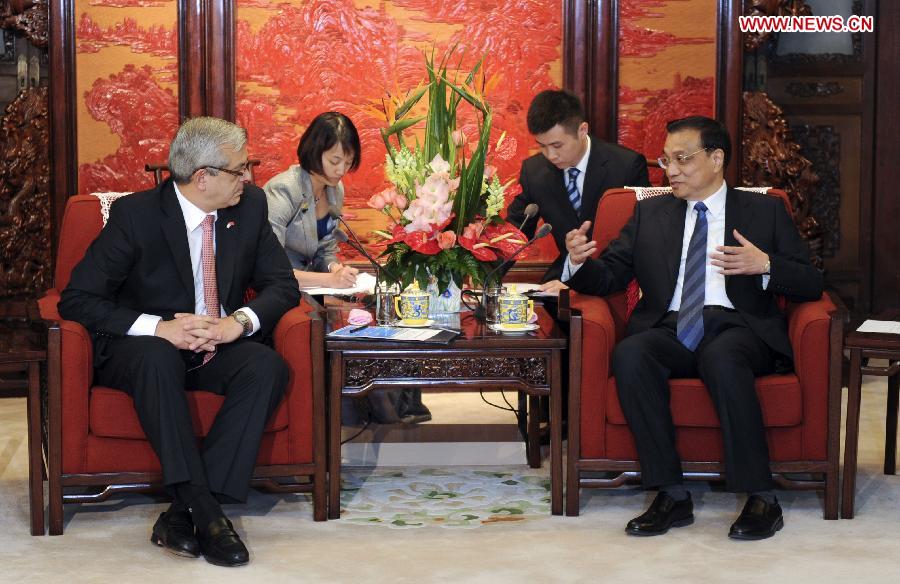 Chinese Premier Li Keqiang (R) meets with Julian Dominguez, president of the Chamber of Deputies, the lower house of the Argentine parliament, in Beijing, capital of China, April 28, 2013. (Xinhua/Zhang Duo)