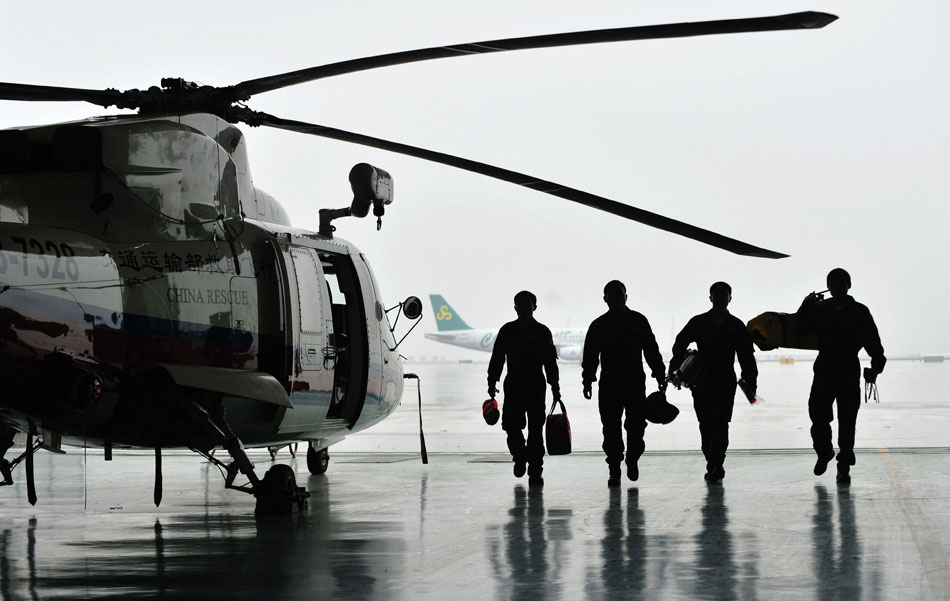 Pilots of Ministry of Transport return to hangar after a drill on April 25 which aims to enhance the rescue skills after a 7.0-magnitude earthquake hit Ya'an City, southwest China's Sichuan province on April 20. (Xinhua/Wei Peiquan)