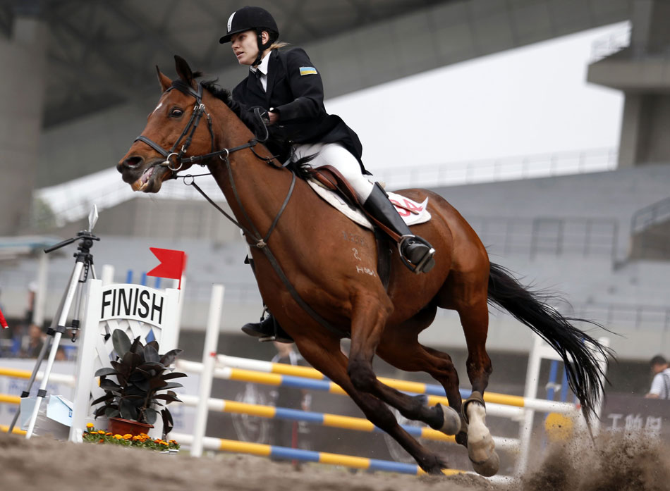 Ganna Buriak of Ukraine competes during the Riding competition of Women's Individual Final at Modern Pentathlon World Cup in Chengdu, southwest China's Sichuan Province on April 19, 2013. Buriak won the gold with 5,168 points. (Xinhua/Bai Xuefei)