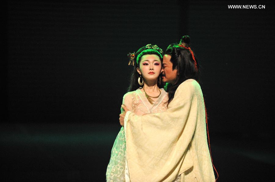 Actors Wang Ban (R) and Song Yi from Beijing People's Art Theater play drama "Our Assassin Jing Ke," which is written by Nobel Prize laureate Mo Yan, in Jinan, capital of east China's Shandong Province, April 28, 2013. Jing Ke (?-227B.C.) was renowned for his failed assassination attempt of Ying Zheng (259B.C.-210B.C.), King of Qin State, who later became China's first emperor in 221 B.C.. (Xinhua/Xu Suhui)