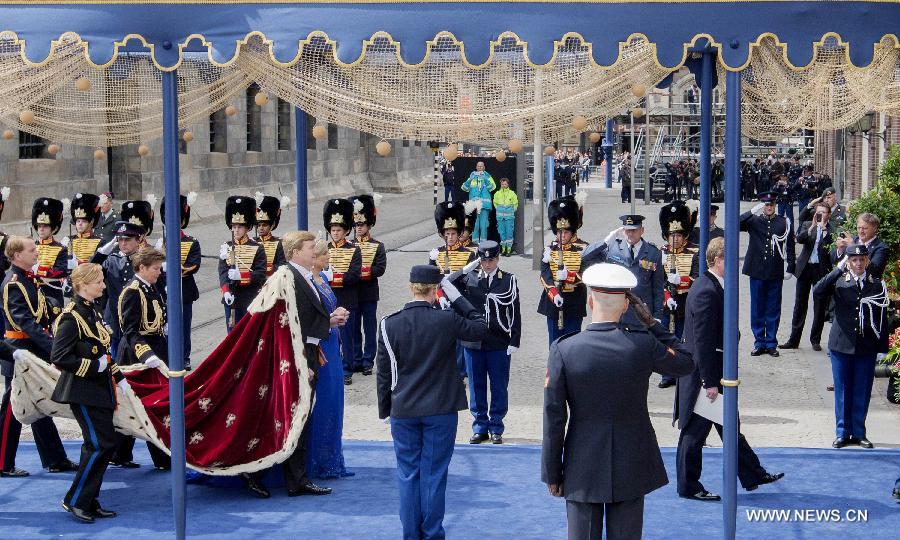 Dutch King Willem-Alexander and his wife Maxima step to the Church in Amsterdam to swear in, on April 30, 2013. Following the abdication of Queen Beatrix, the new King of the Netherlands Willem-Alexander was officially inaugurated on Tuesday. (Xinhua/Rick Nederstigt)