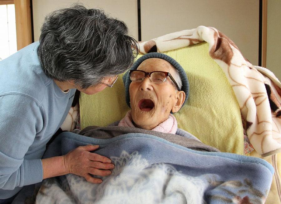 Photo released on April 19, 2013 shows Jiroemon Kimura marking his 116th birthday at his residence in Kyotango, Japan. Jiroemon Kimura, the oldest man ever recorded, celebrated his 116th birthday Friday with a message from Japan's prime minister as health chiefs launched a study into why his home city boasts so many centenarians.  (Xinhua/AFP Photo)