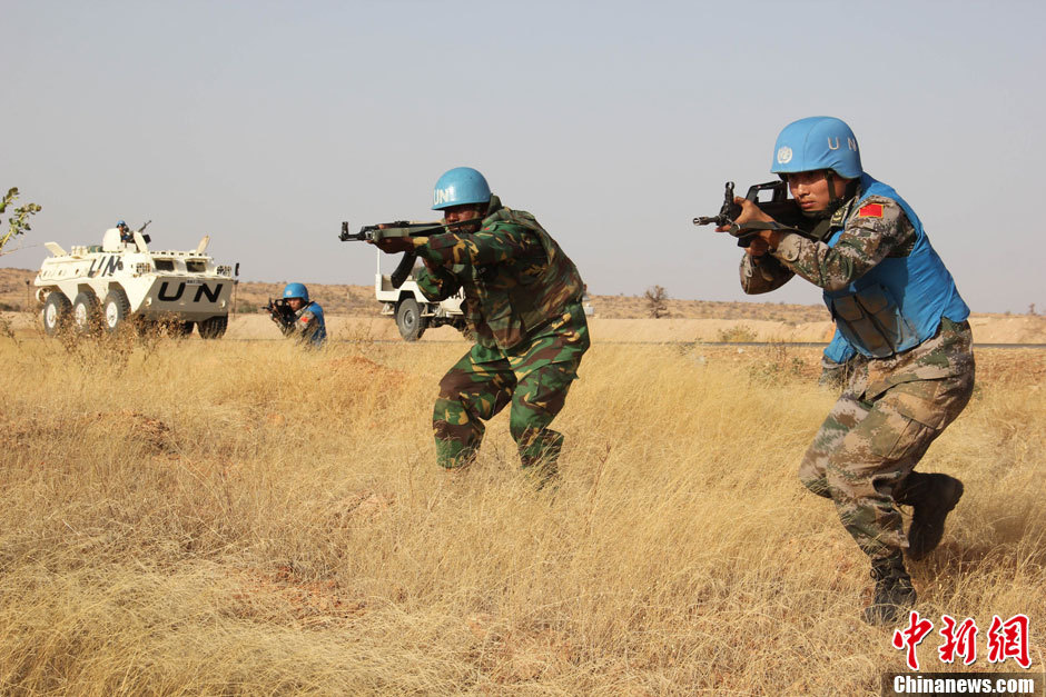 The Chinese peacekeeping forces to Darfur of Sudan conduct a drill for dealing with sudden militant attacks along with the Bangladesh reserved infantry detachment upon their rotation and handover on April 24, 2013. (Chinanews.com/Tao Dulan)