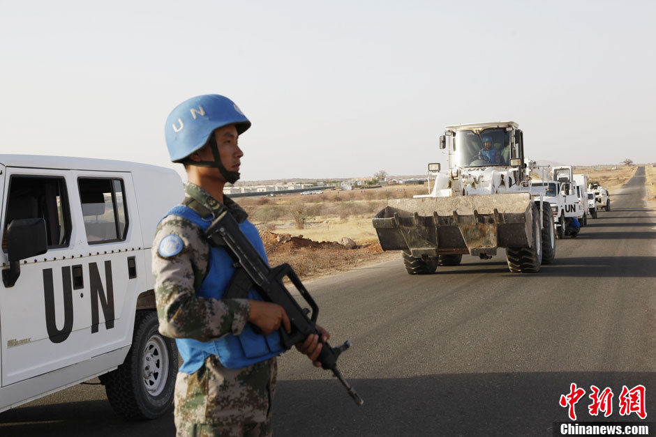 The Chinese peacekeeping forces to Darfur of Sudan conduct a drill for dealing with sudden militant attacks along with the Bangladesh reserved infantry detachment upon their rotation and handover on April 24, 2013. (Chinanews.com/Tao Dulan)