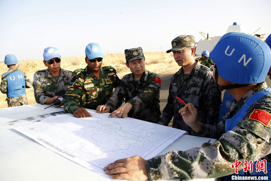 The Chinese peacekeeping forces to Darfur of Sudan conduct a drill for dealing with sudden militant attacks along with the Bangladesh reserved infantry detachment upon their rotation and handover on April 24, 2013. (Chinanews.com/Tao Dulan)