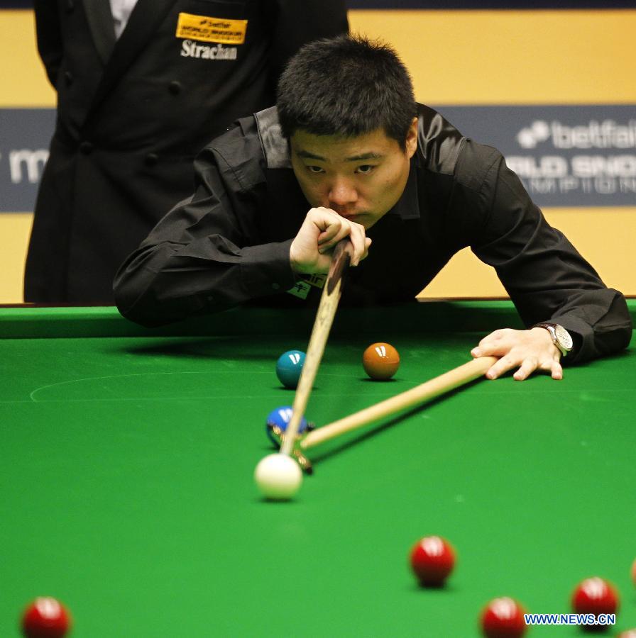 Ding Junhui of China competes against Barry Hawkins of England during their quarterfinal of World Snooker Championship at the Crucible Theatre in Sheffield, Britain, May 1, 2013. Ding lost 7-13. (Xinhua/Wang Lili)