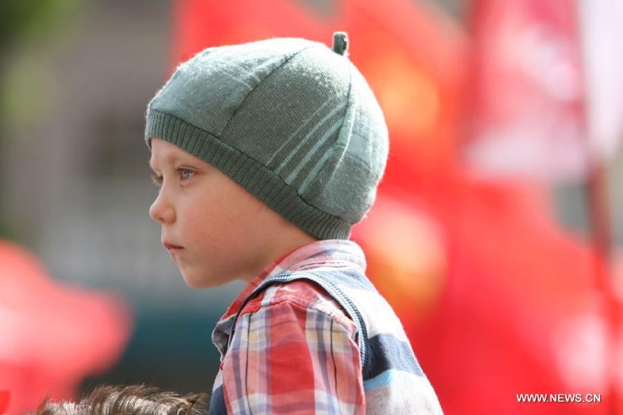 A child attends a rally marking May Day in Kiev, Ukraine, on May 1, 2013. Over 15,000 Ukrainian Communists held a rally marking May Day in the center of Kiev. (Xinhua/Mu Liming) 