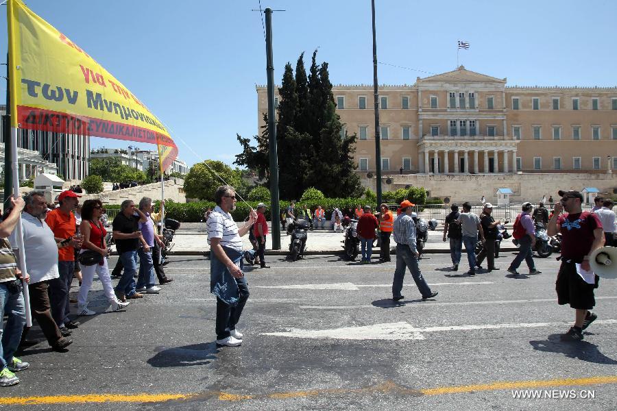 Protesters shout slogans and hold banners in front of the House of Parliament, in Athens, Greece, May 1, 2013. Greece is in the grip of a new 24-hour general strike on Wednesday, as the country's largest unions of public and private sector workers ADEDY and GSEE mark Labor Day with anti-austerity rallies in central Athens and other major cities. (Xinhua/Marios Lolos)