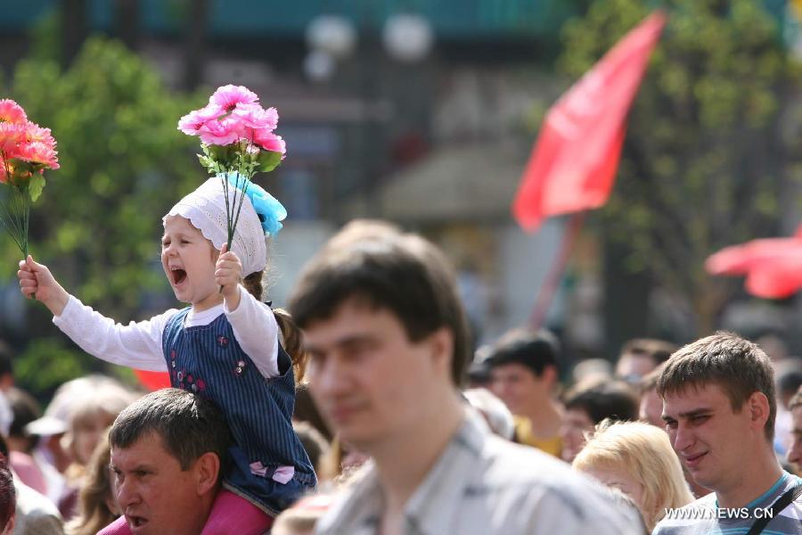A child attends a rally marking May Day in Kiev, Ukraine, on May 1, 2013. Over 15,000 Ukrainian Communists held a rally marking May Day in the center of Kiev. (Xinhua/Mu Liming)