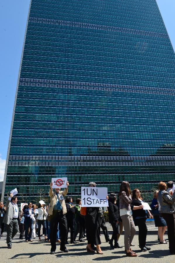  UN staff members take part in a protest demanding more decent working conditions, at the UN headquarters in New York, on May 1, 2013. (Xinhua/Niu Xiaolei) 