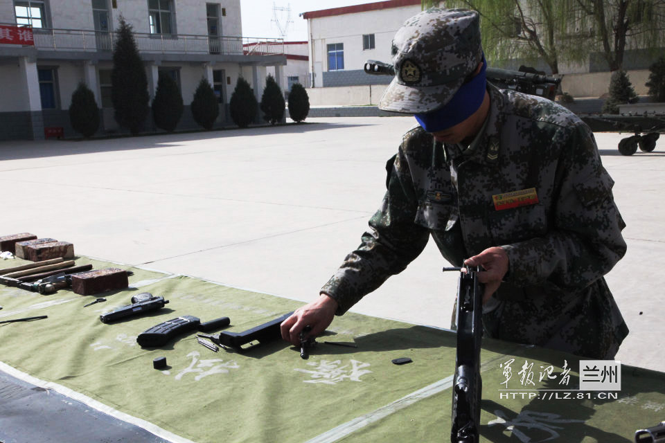 An artillery brigade under the Lanzhou Military Area Command (MAC) of the Chinese People's Liberation Army (PLA) conducted a "Skill Show of Top Soldiers" on April 27, 2013. The pictures show some top soldiers are disassembling guns and shells with eyes closed. (ChinaMil/Li Chenhui and Tian Jiaping)